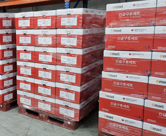 이마트 로고가 들어간 응급구호 키트. 신세계그룹 제공